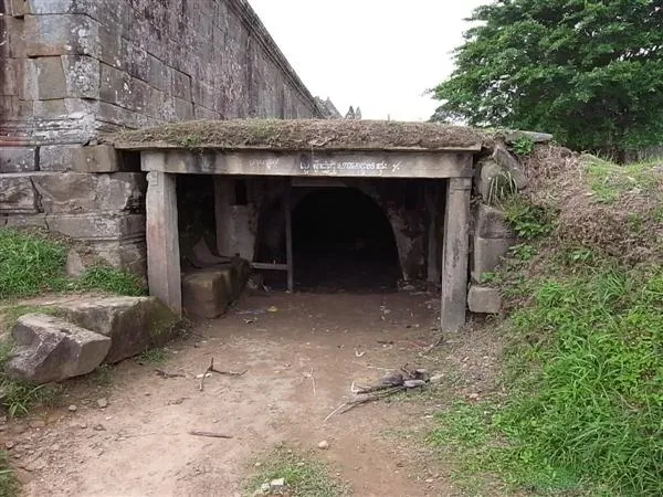 導遊過夜的防空洞