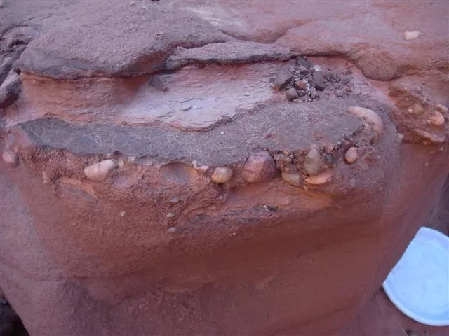 小石像鑲在石中