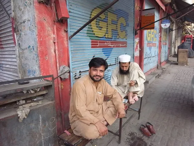 右邊的男人說他是 Talif