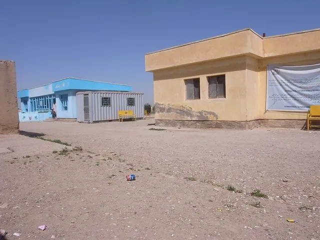 Herat 機場 ... 藍色小屋是 check-in 的地方